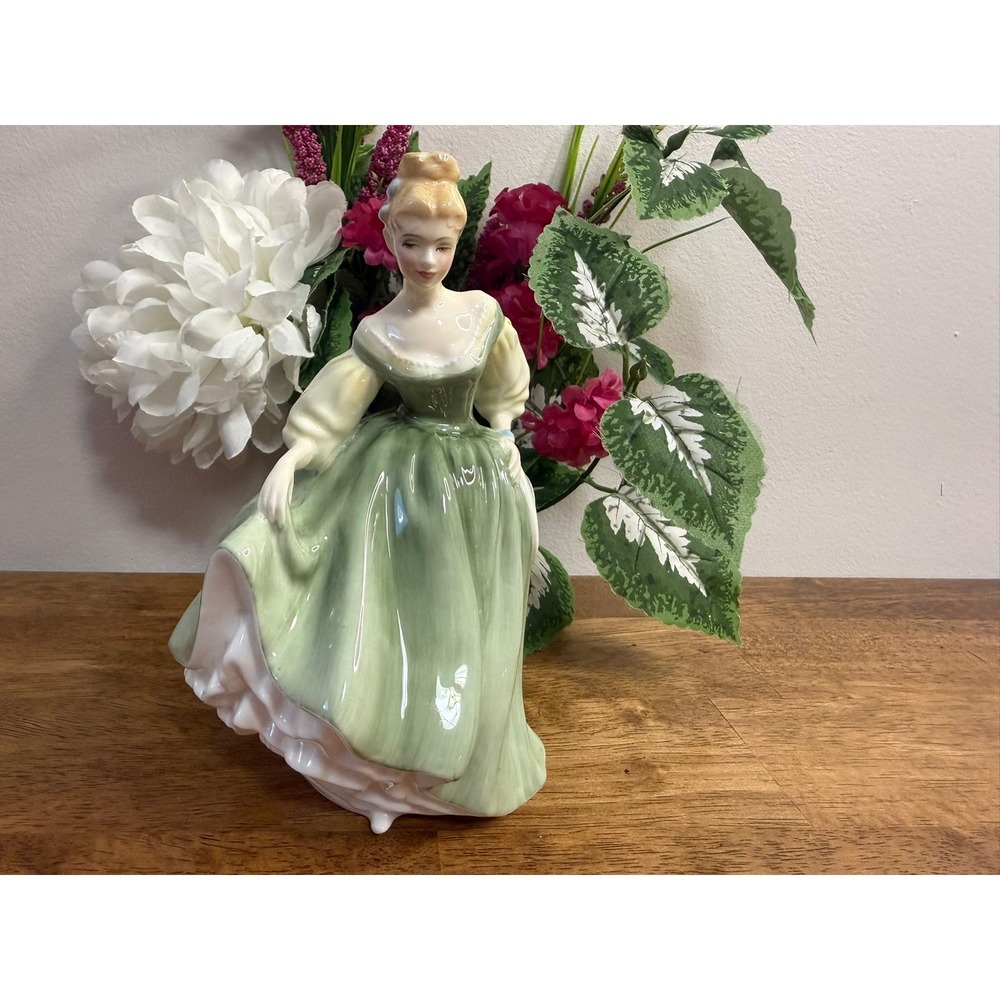 Royal Doulton Fair Lady‎ Figurine HN 2193 Bone China 1962 England Retro Decor